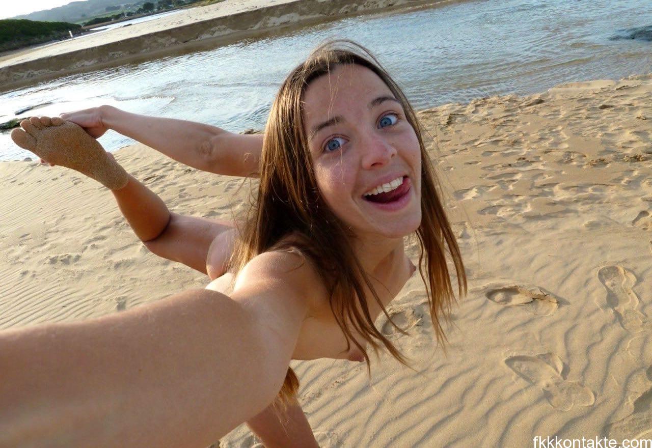 Junge Nudistin beim FKK nackt am See
