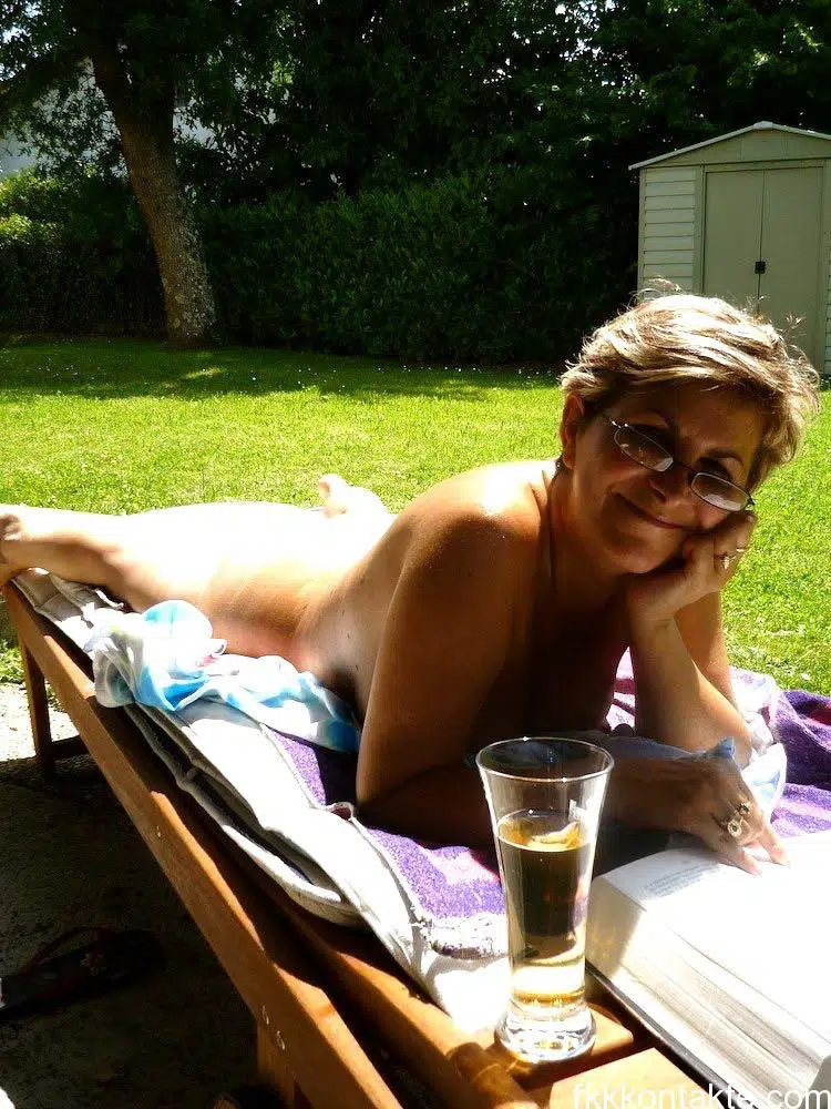 Nackte Frau sucht Mann für Nudismus