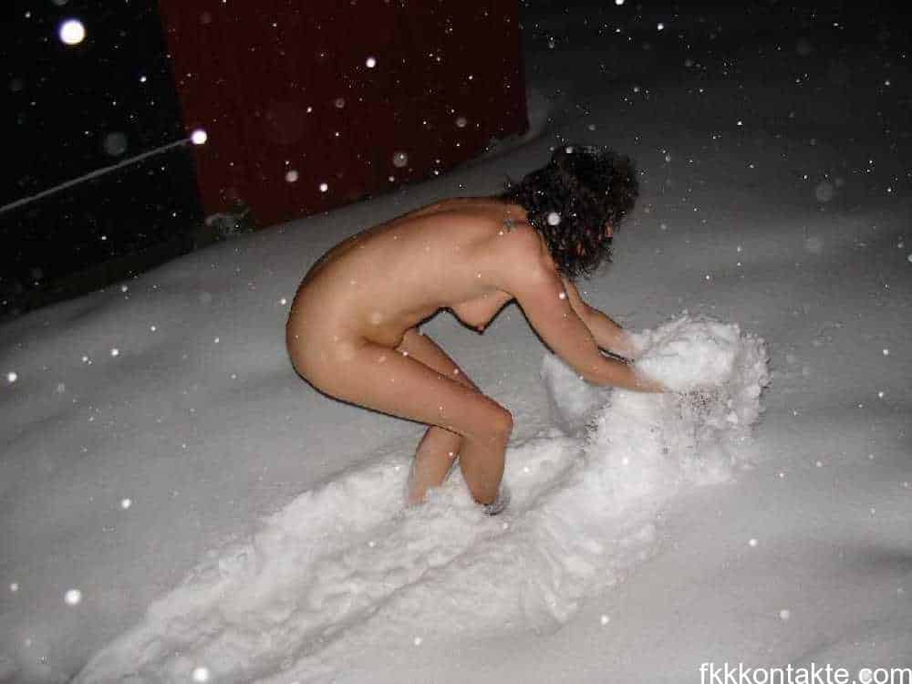 Nudistin im Winter nackt