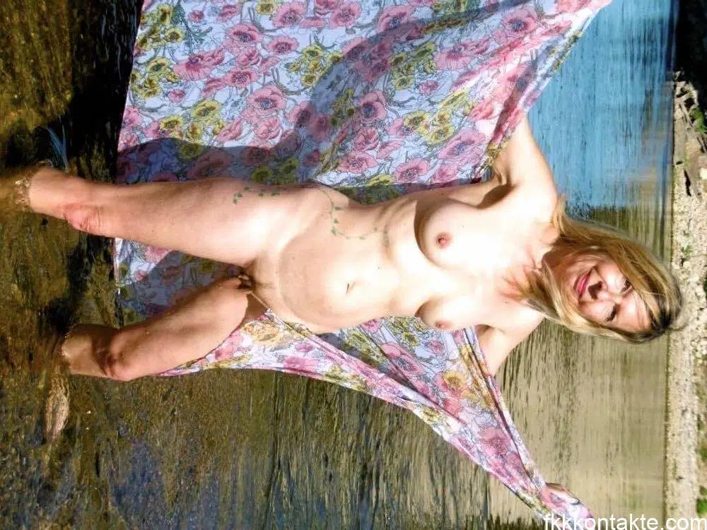 Reife Nudistin aus Hamm sucht FKK